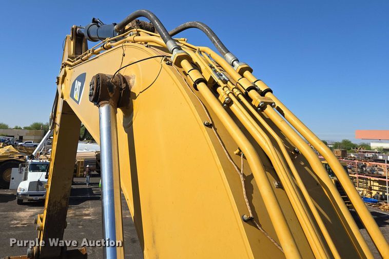 image for item EC1073 2017 Caterpillar 374F L excavator