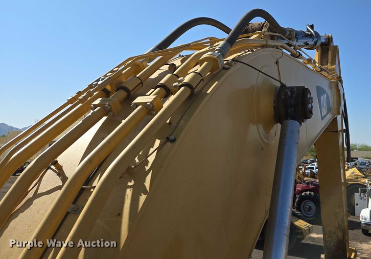 image for item EC1073 2017 Caterpillar 374F L excavator