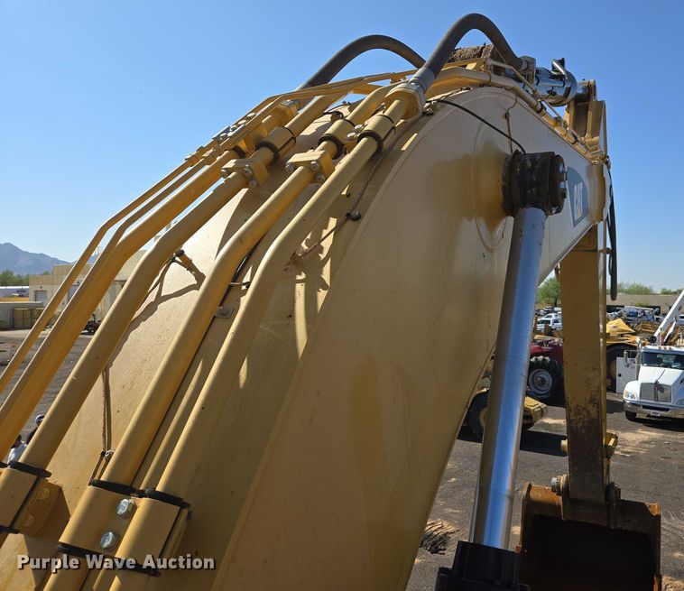 image for item EC1073 2017 Caterpillar 374F L excavator