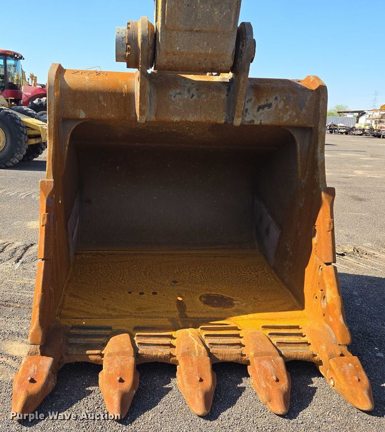image for item EC1073 2017 Caterpillar 374F L excavator