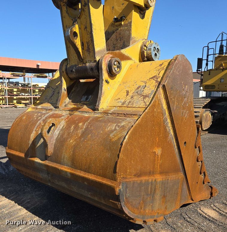image for item EC1073 2017 Caterpillar 374F L excavator