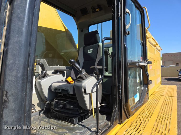 image for item EC1073 2017 Caterpillar 374F L excavator