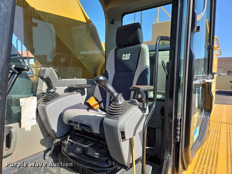 image for item EC1073 2017 Caterpillar 374F L excavator