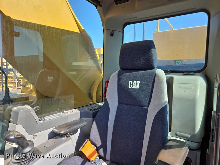 image for item EC1073 2017 Caterpillar 374F L excavator