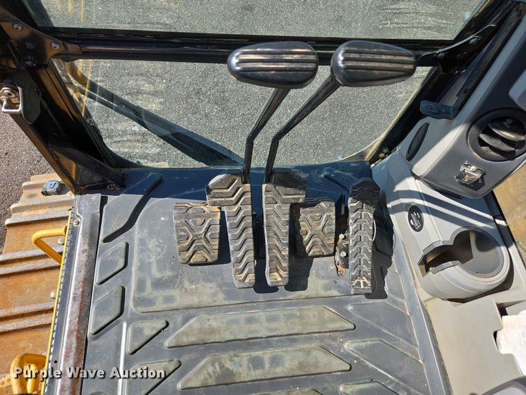 image for item EC1073 2017 Caterpillar 374F L excavator