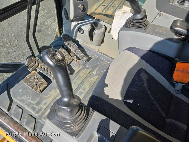 image for item EC1073 2017 Caterpillar 374F L excavator