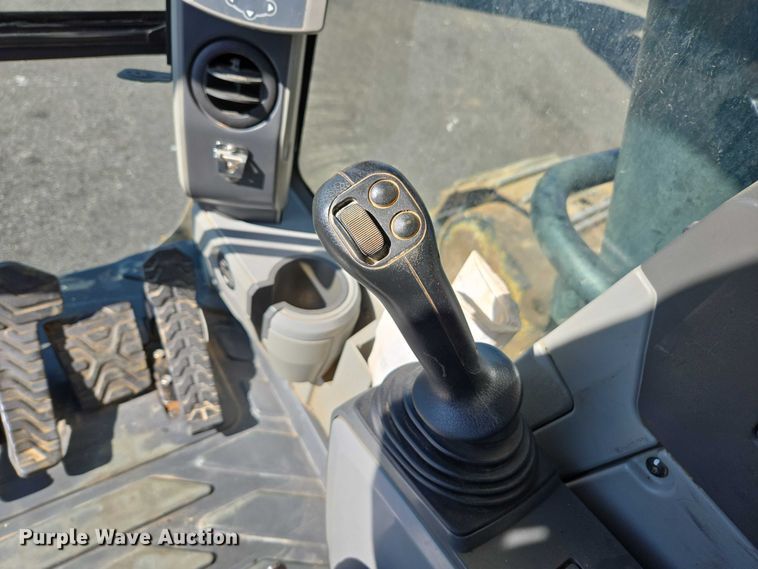 image for item EC1073 2017 Caterpillar 374F L excavator