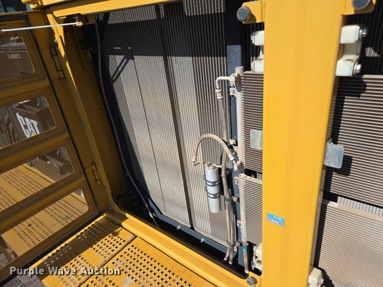 image for item EC1073 2017 Caterpillar 374F L excavator