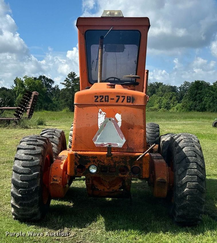 image for item EC1403 1983 John Deere 570A motor grader