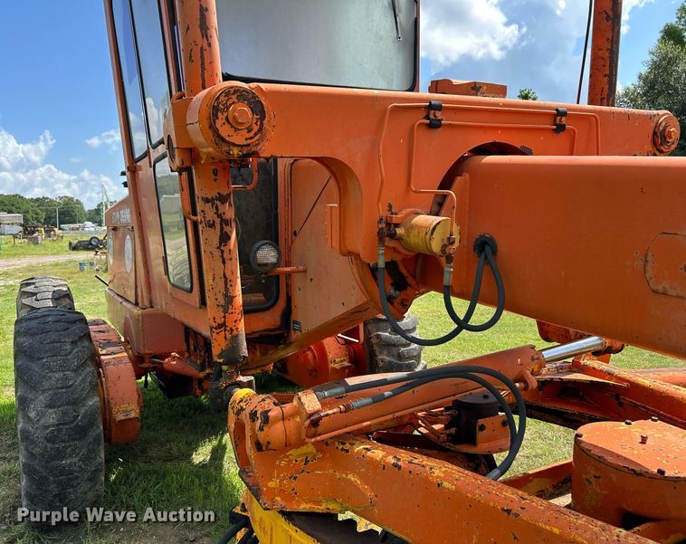 image for item EC1403 1983 John Deere 570A motor grader