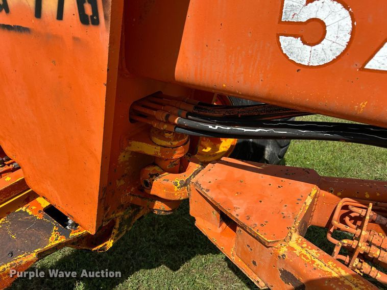 image for item EC1403 1983 John Deere 570A motor grader