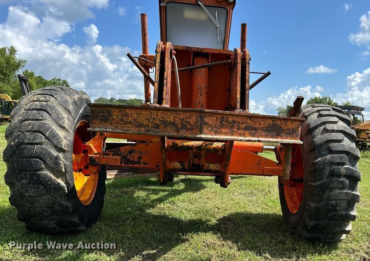 image for item EC1403 1983 John Deere 570A motor grader