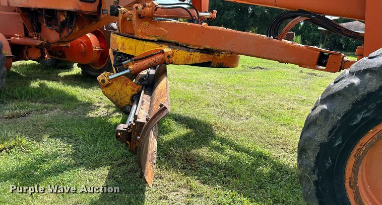 image for item EC1403 1983 John Deere 570A motor grader