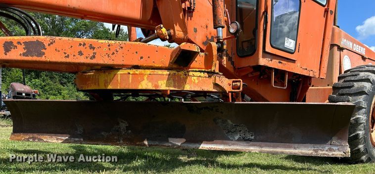 image for item EC1403 1983 John Deere 570A motor grader