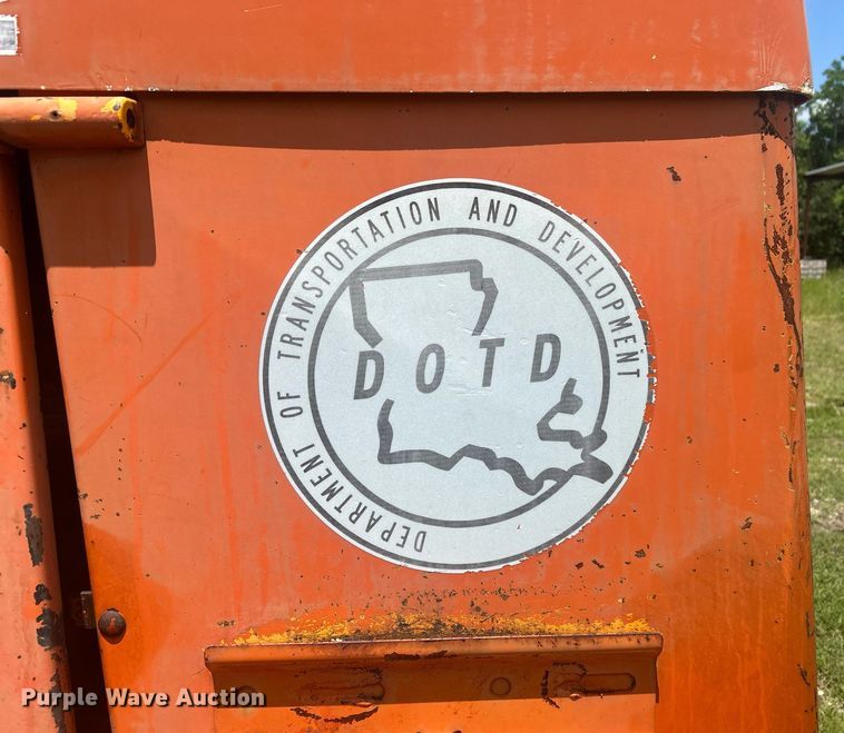 image for item EC1403 1983 John Deere 570A motor grader