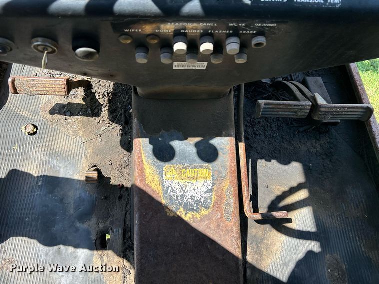 image for item EC1403 1983 John Deere 570A motor grader