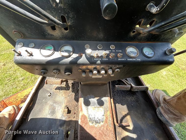 image for item EC1403 1983 John Deere 570A motor grader