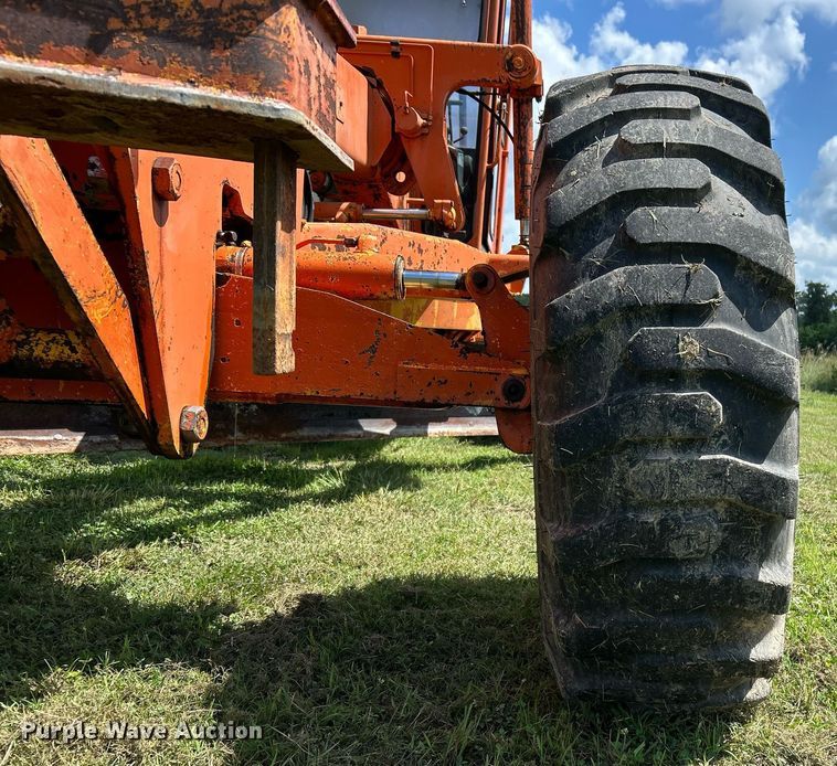 image for item EC1403 1983 John Deere 570A motor grader
