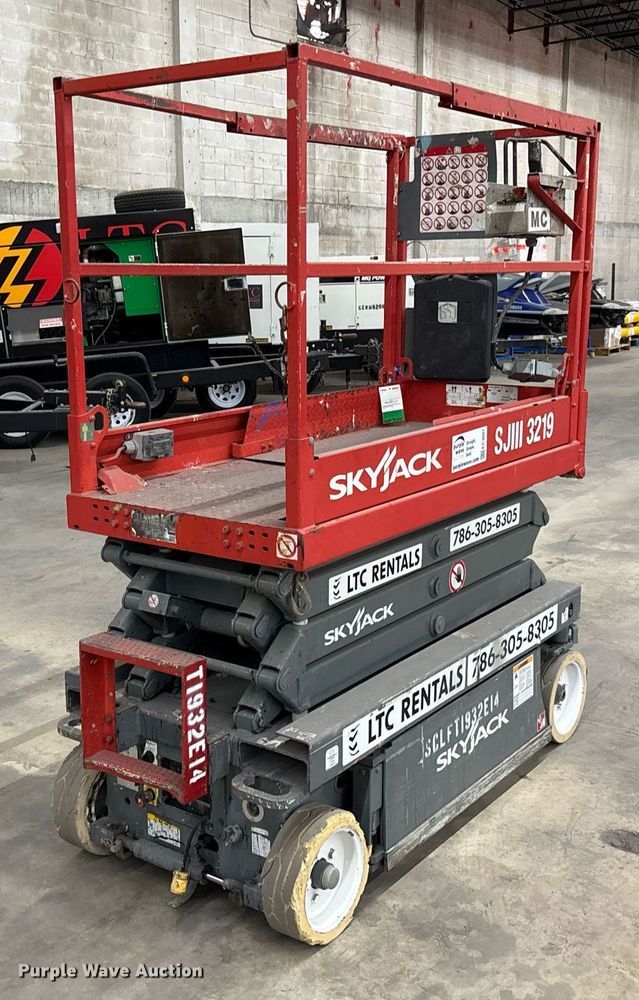 image for item EC3607 2014 Skyjack 3219 scissor lift