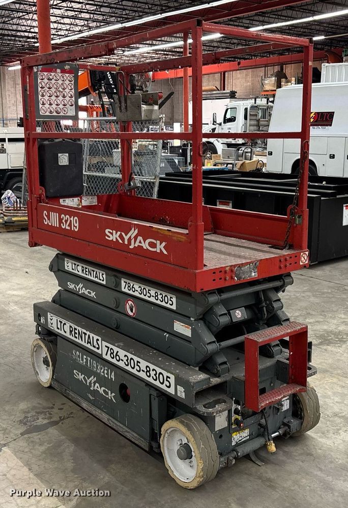 image for item EC3607 2014 Skyjack 3219 scissor lift