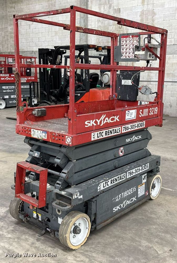image for item EC3609 2014 Skyjack 3219 scissor lift