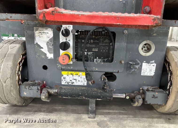 image for item EC3609 2014 Skyjack 3219 scissor lift