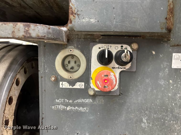 image for item EC3610 2016 Skyjack 4632 scissor lift