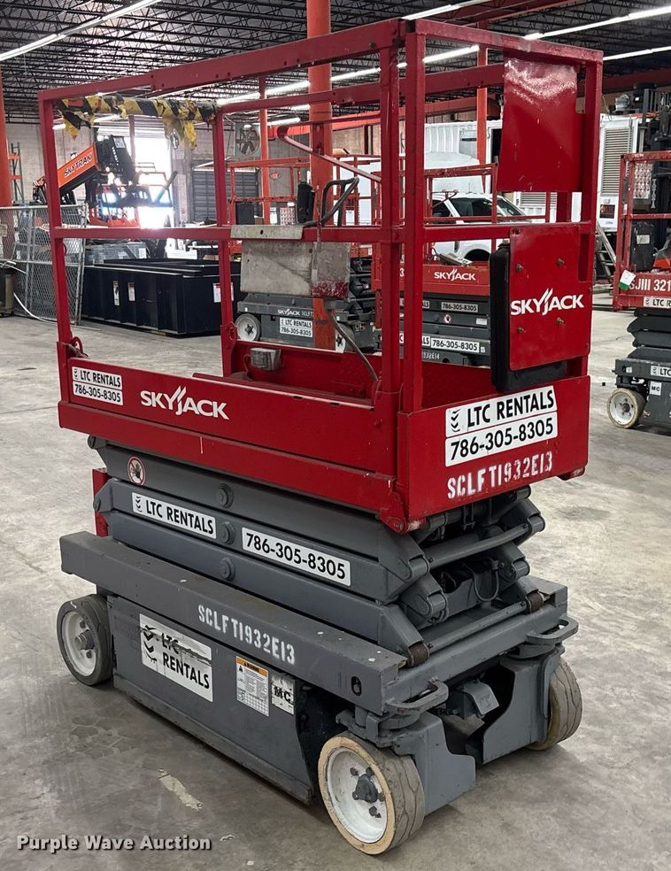 image for item EC3611 2014 Skyjack 3219 scissor lift