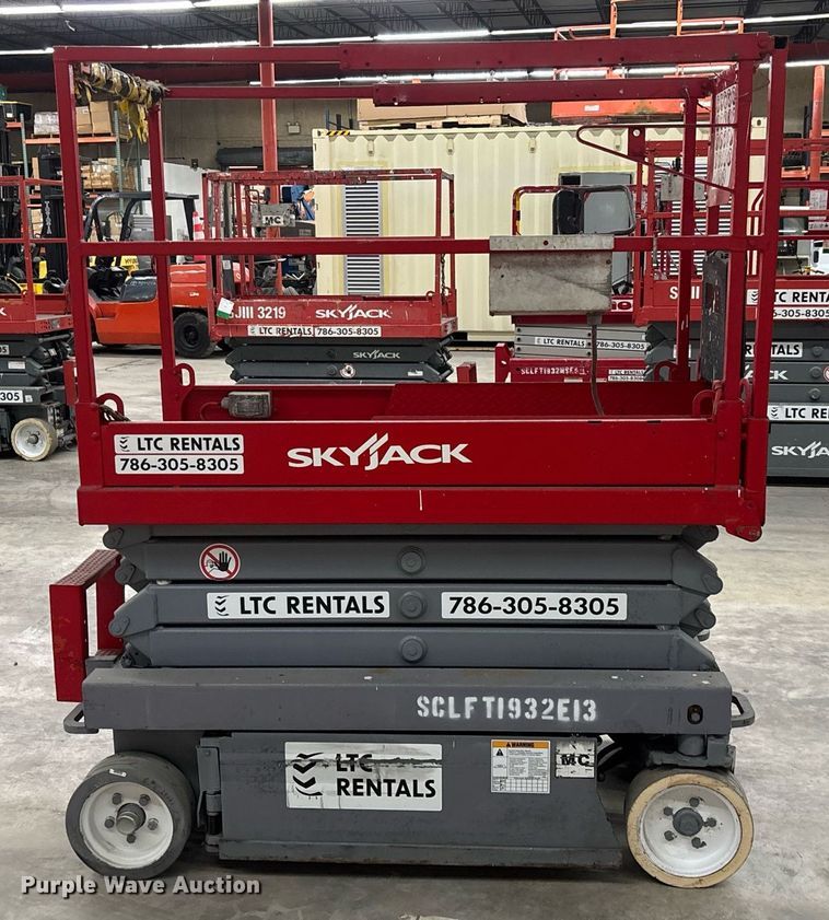 image for item EC3611 2014 Skyjack 3219 scissor lift
