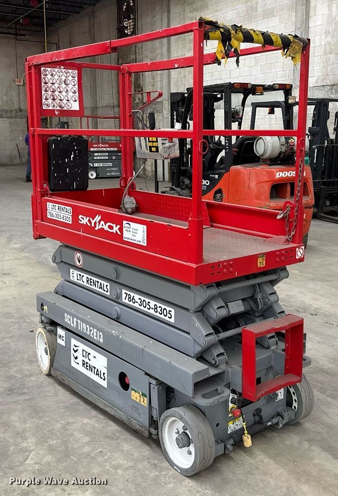 image for item EC3611 2014 Skyjack 3219 scissor lift