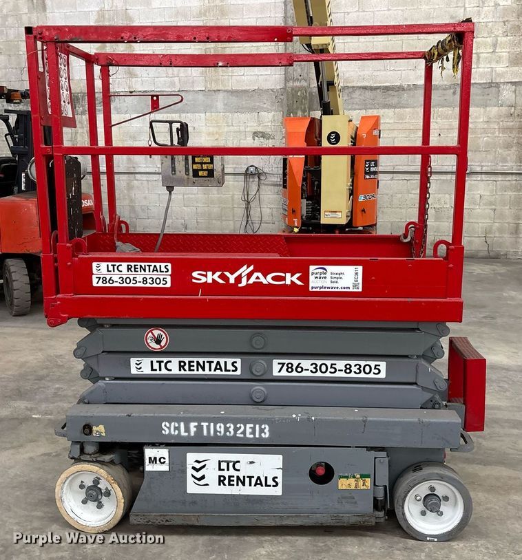 image for item EC3611 2014 Skyjack 3219 scissor lift