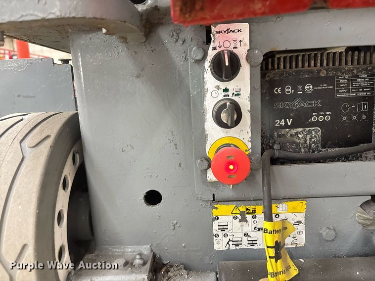 image for item EC3611 2014 Skyjack 3219 scissor lift