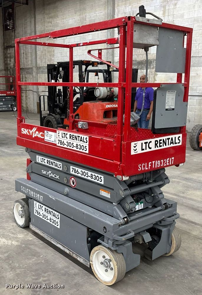 image for item EC3612 2015 Skyjack 3219 scissor lift