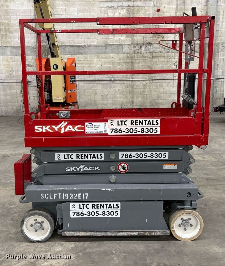 image for item EC3612 2015 Skyjack 3219 scissor lift