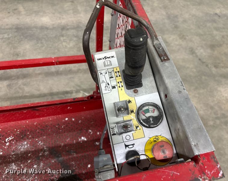 image for item EC3612 2015 Skyjack 3219 scissor lift