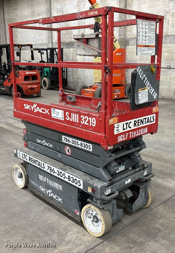 image for item EC3613 2015 Skyjack 3219 scissor lift