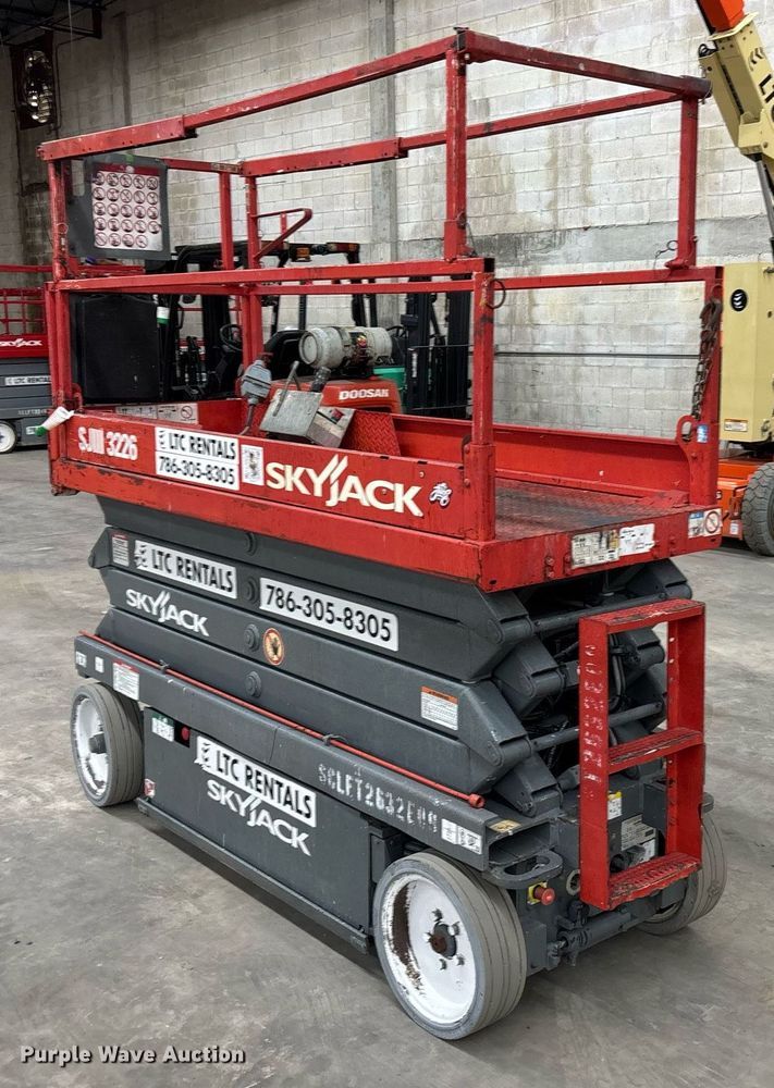 image for item EC3625 2014 Skyjack 3226 scissor lift