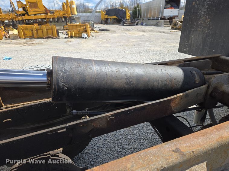 image for item EC4161 2005 GMC C6500 dump truck