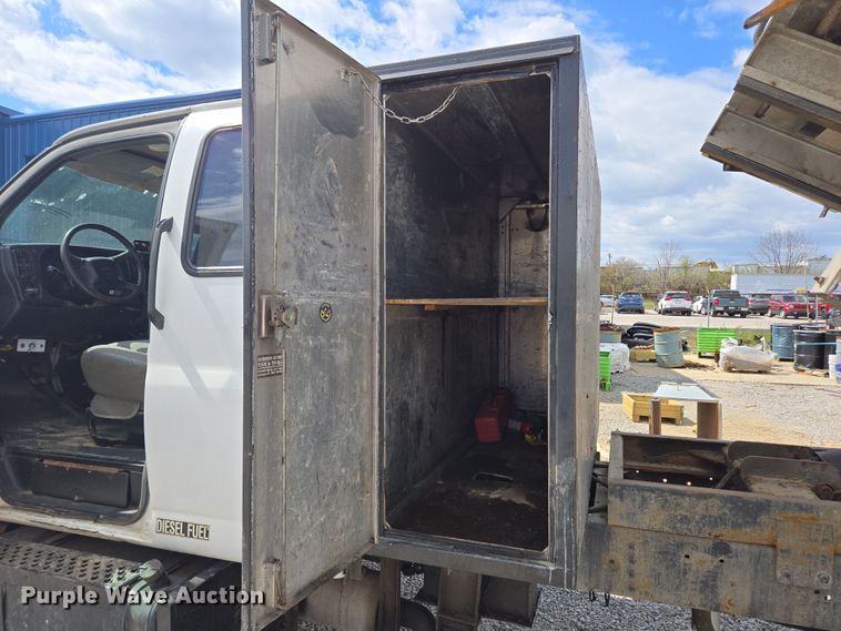 image for item EC4161 2005 GMC C6500 dump truck