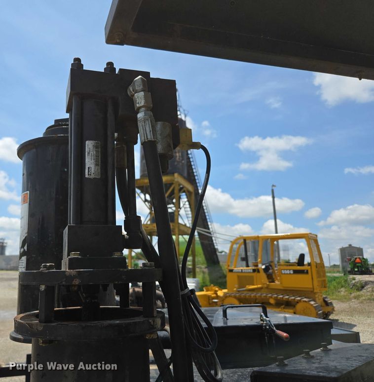 image for item ED2090 2019 Blastcrete DA 350 seal coat applicator