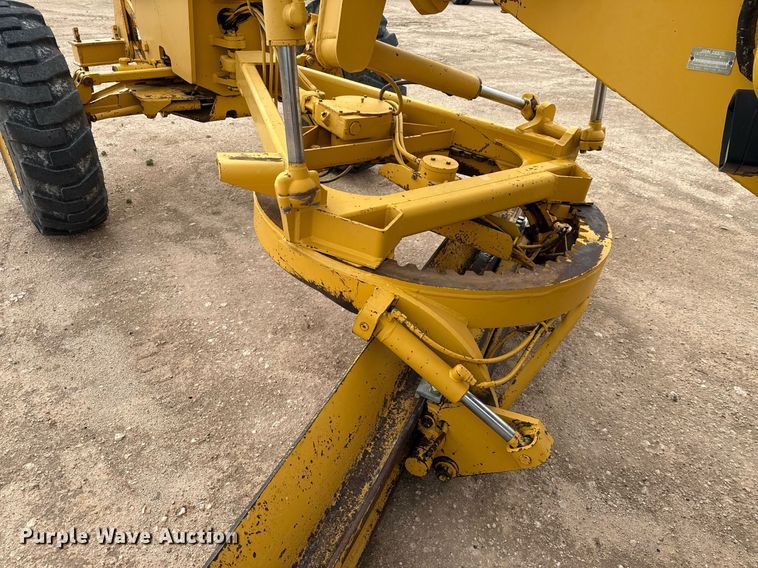 image for item ED5675 1996 John Deere 570B motor grader