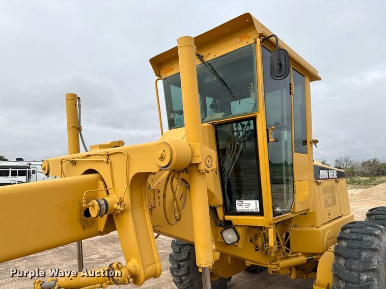 image for item ED5675 1996 John Deere 570B motor grader