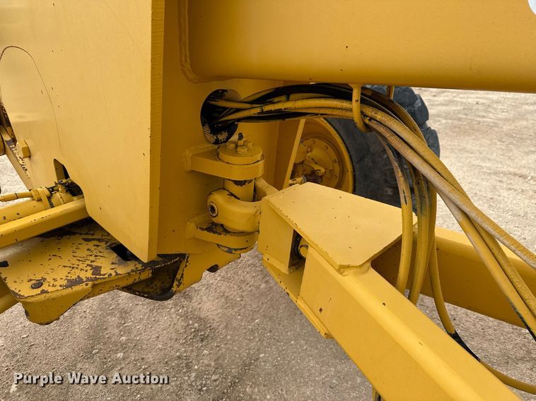 image for item ED5675 1996 John Deere 570B motor grader