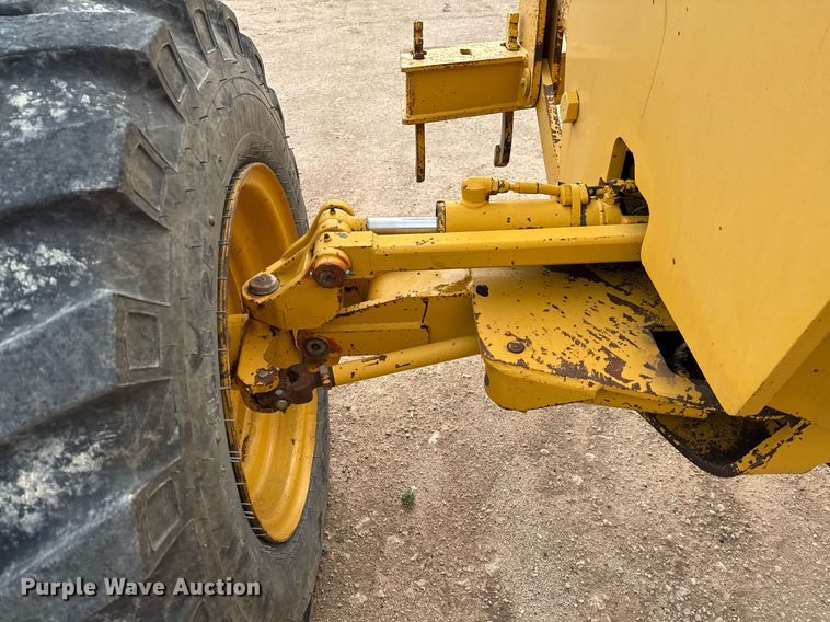 image for item ED5675 1996 John Deere 570B motor grader