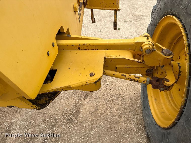 image for item ED5675 1996 John Deere 570B motor grader