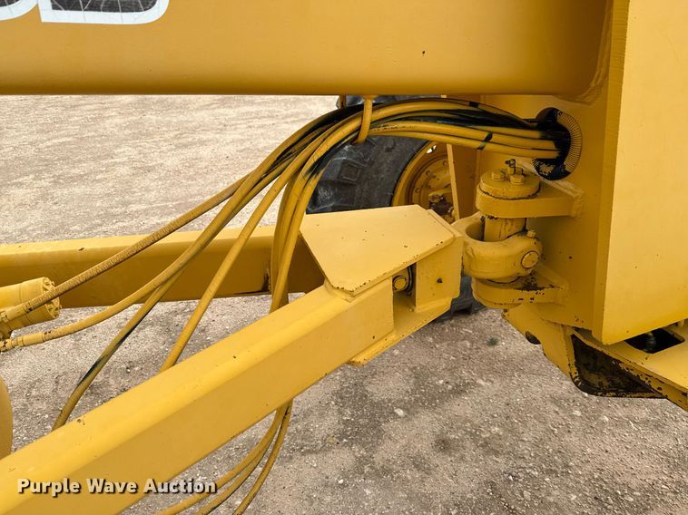 image for item ED5675 1996 John Deere 570B motor grader