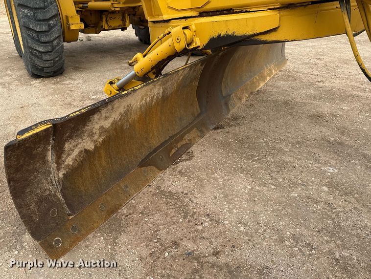 image for item ED5675 1996 John Deere 570B motor grader