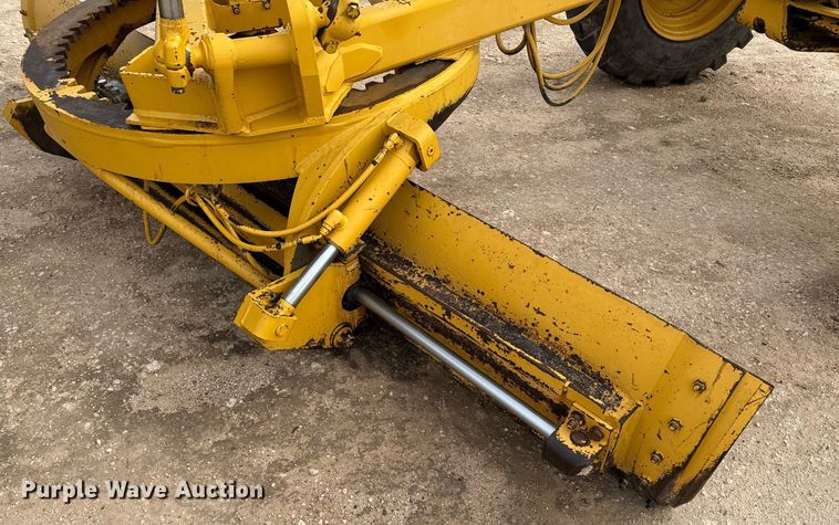 image for item ED5675 1996 John Deere 570B motor grader