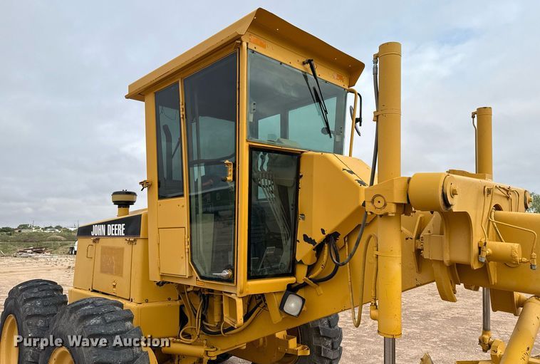 image for item ED5675 1996 John Deere 570B motor grader