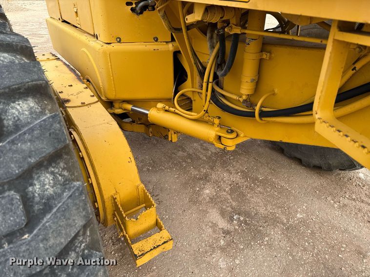 image for item ED5675 1996 John Deere 570B motor grader